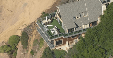 Можуть опинитися в океані: багатомільйонні особняки звисають із краю скелі (відео)