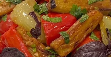 Салат із баклажанами та перцем: як приготувати смачну сезонну страву