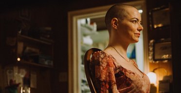 "Бугония" рецензия: Лысая Эмма Стоун сражается с теорией заговора и открывает портал калькулятором