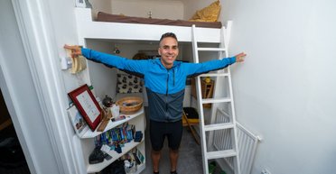 Сусіди мільйонери: крихітна комора прибиральника коштує, як половина особняка (фото)