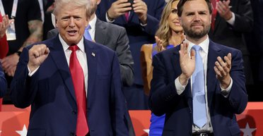 Чтобы никому не достался: Вэнс сломал чемпионский кубок во время совместного фото с Трампом (видео)