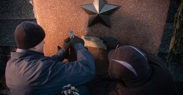 Демонтували Москву та Мінськ: з алеї біля "Батьківщини-Матері" прибрали назви міст-героїв (фото)