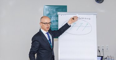 Без рукоприкладства. Профессор бизнес-школы INSEAD Деклан Фитцсимонс о секретах лидерства