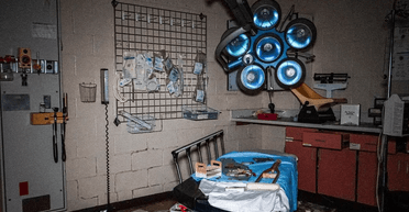 Блогер побачив на камеру "таємничу фігуру" в покинутій лікарні (відео)