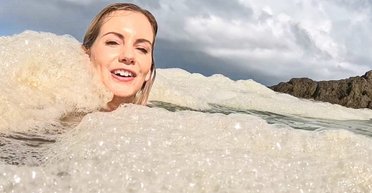 Ванна з бульбашками: блогерка скупалася у стічних водах і стала зіркою мережі (відео)