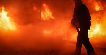 Комбінована атака на Київ: почалися перебої зі світлом та водою, палають житлові будинки — перші наслідки