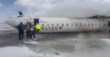 18 пострадавших: в аэрпорту Торонто при посадке перевернулся самолет (фото, видео)