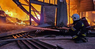 Нічний обстріл Львова: удари Shahed спричинили пожежу, під завалами знайшли загиблого (відео)