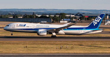 Був схожий на зомбі: п'яний чоловік вкусив стюардесу під час польоту (фото)