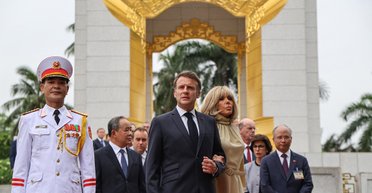 "Не очікував такого": тарологиня розповіла, за що Макрон отримав ляпас від дружини