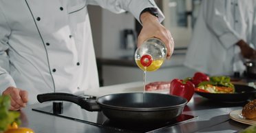 Диетологи назвали 5 растительных масел, которые идеально подходят для жарки