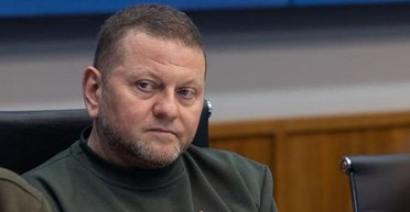 "Он дошел до меня": Залужный получил шеврон погибшего Героя Украины "Грека" (фото)