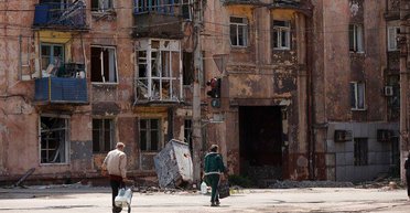 "Два года мы уже бомжуем": жители Мариуполя жалуются на россиян, которые разрушили их дома