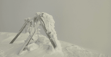 Мороз и настоящая зима в начале апреля: на горе Поп Иван выпало 30 см снега (видео)