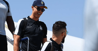 Встреча с кумиром: в Иране фанаты Роналду долго бежали за клубным автобусом (видео)