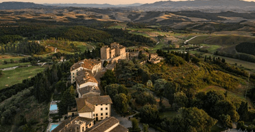 Сім'я мільярдера перетворила 800-річне покинуте село на розкішний курорт (фото)