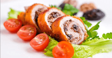 Гарячі страви: рулетики зі свинини з чорносливом і горіхами