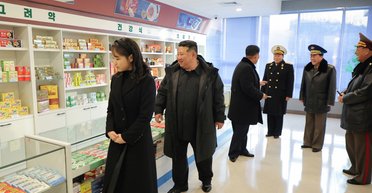 На публіці вперше за пів року: ЗМІ поширили пропагандистські світлини Кім Чен Ина з дочкою (фото)