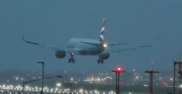 Ужасный момент: самолет еле приземлился в аэропорту при скорости ветра 180 км/час (видео)