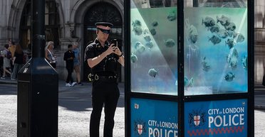 Бенксі перетворив поліцейську будку на акваріум із піраньями (фото)
