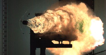 В Китае рельсотрон выстрелил "умной" бомбой со скоростью 6125 км/ч, но промахнулся