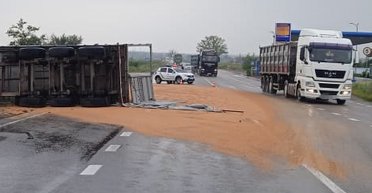 В Одесской области перевернулась фура с зерном, водитель госпитализирован в тяжелом состоянии (фото)