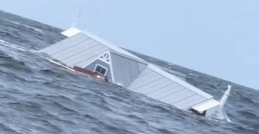 Рибалка помітив будинок, що плаває посеред моря: як він там опинився (відео)