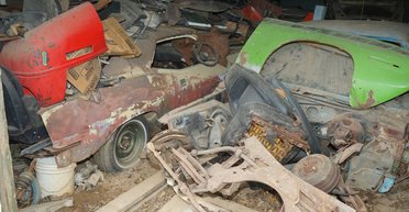 Раритети серед сміття: виявлено занедбану колекцію рідкісних ретроавто (відео)