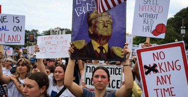 В США проходят массовые акции против политики Трампа: сотни тысяч людей вышли на улицы (видео)