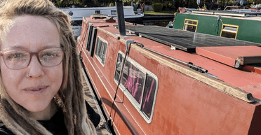 Жінка перетворила "плавучий сарай" без зручностей на затишний будинок на воді (фото)