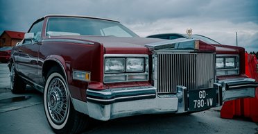 Шикарний та інноваційний: в Україні з'явився рідкісний американський кабріолет 80-х (фото)