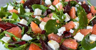 Легкий салат із фетою та грейпфрутом: користь і смак в одній тарілці