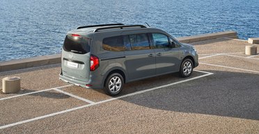 Nissan презентовал недорогой семиместный электрокар с огромным багажником (фото)