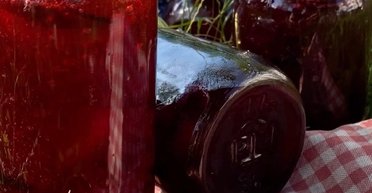 Усього 15 хвилин і три інгредієнти: як швидко приготувати варення зі слив на сковороді