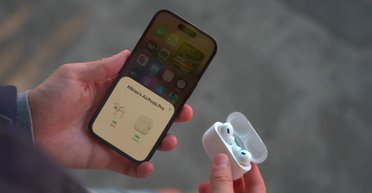 Багато хто й не здогадується: дві приховані функції роблять AirPods набагато кращими за інші навушники