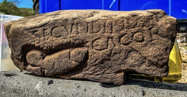 Больше, чем обида. В Британии нашли камень с вырезанным фаллосом и оскорблением (фото)