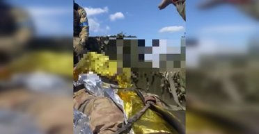 "Братику, тримайся": у поліції показали кадри евакуації пораненого бійця (відео)