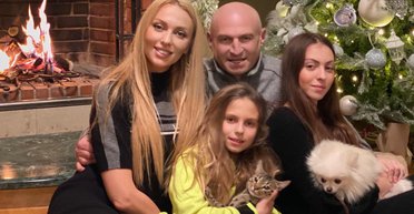 Оля Полякова показалася з чоловіком у заміському будинку (фото)