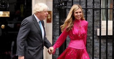 Справжній романтик: Борис Джонсон влаштував сюрприз для дружини та новонародженої доньки