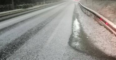 В Киеве выпал первый снег: улицы засыпало, на дороги выехала спецтехника (фото, видео)