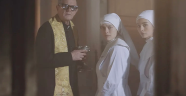 "Христа унизили": верующие обиделись из-за рекламы с чипсами и монахинями (фото, видео)