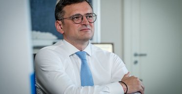 "Будем искать точки соприкосновения": Кулеба прибыл в Китай для разговора о мире (видео)