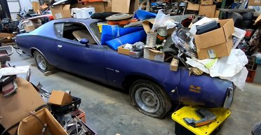 Раритетный американский спорткар 70-х обнаружили среди куч хлама на складе (видео)