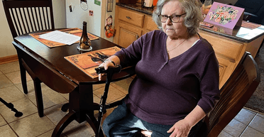 Рекламували всюди: жінка, яка замовила скутер, отримала лише тростину (фото)