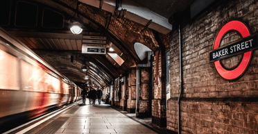 Привид на Різдво: легенда про жінку в червоному шарфі продовжує лякати пасажирів метро