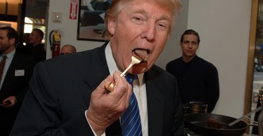 Боится открытых упаковок и любит фастфуд: что ест Дональд Трамп и как ему удается оставаться в форме