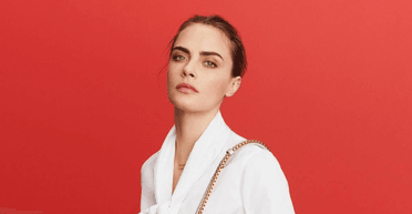 Кара Делевінь вийшла у світ у стильній сукні-блейзері (фото)