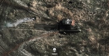 "Не имеет аналогов в мире": российский танк запутался в колючей проволоке и заглох (видео)