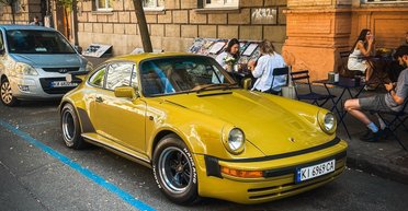 Легенда 70-х: в Киеве заметили раритетный коллекционный Porsche известного депутата (фото)