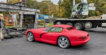 Ценный памятник: культовый спорткар 90-х простоял 28 лет на высоком постаменте (видео)